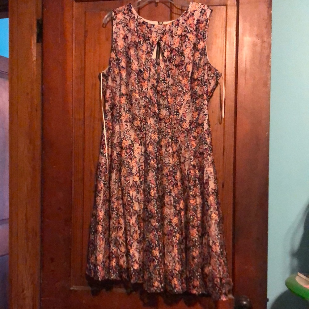 Cute flowery dress with keyhole zipper in the back size 14
